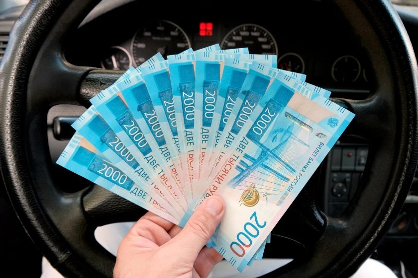 Деньги в руках в машине