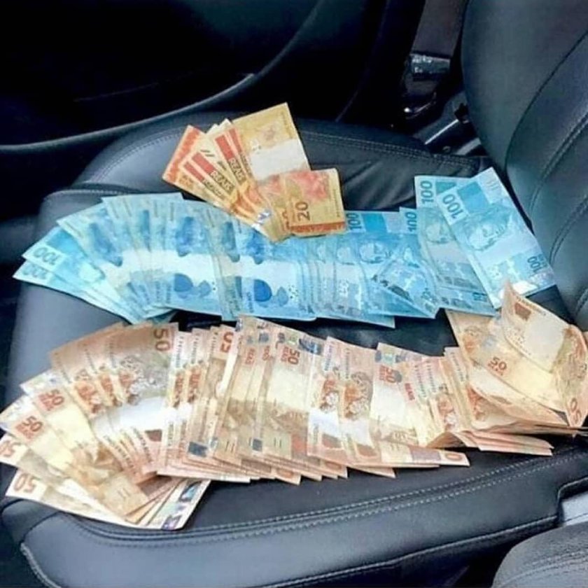 Деньги на сиденье автомобиля