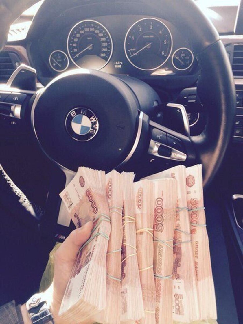 Деньги в салоне авто