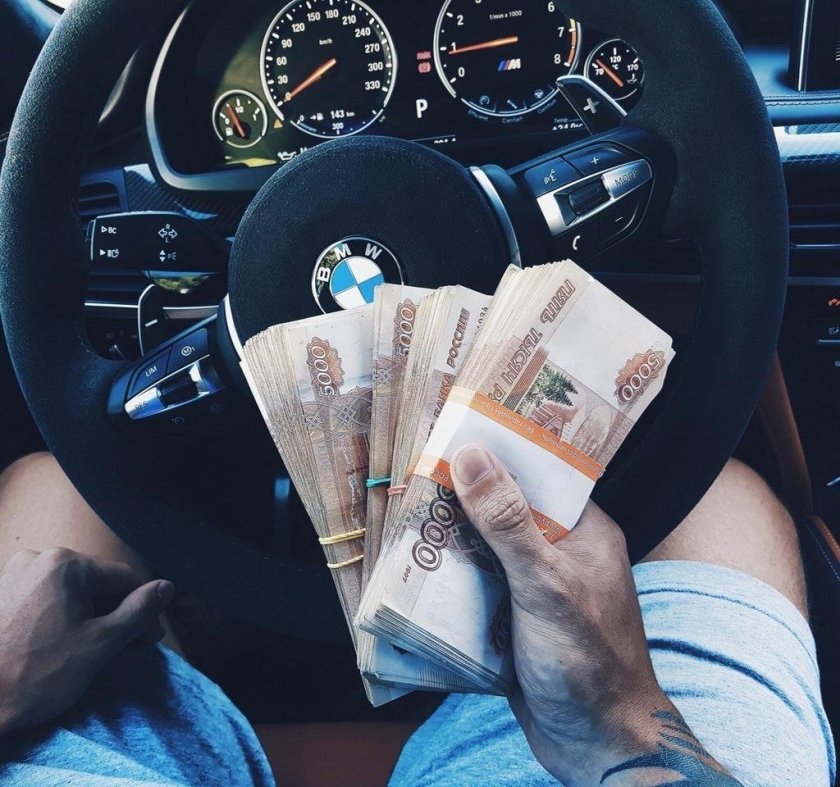 Пачка денег в машине