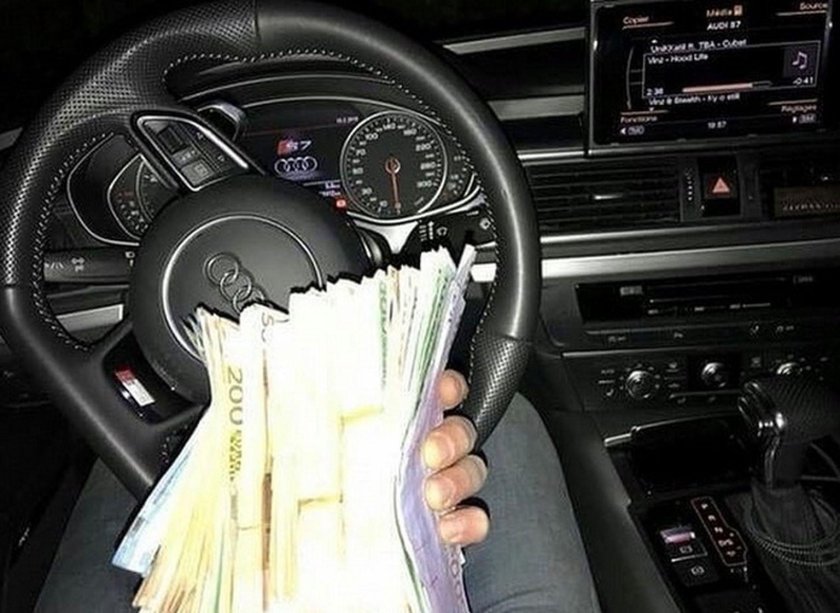 Пачка денег в машине
