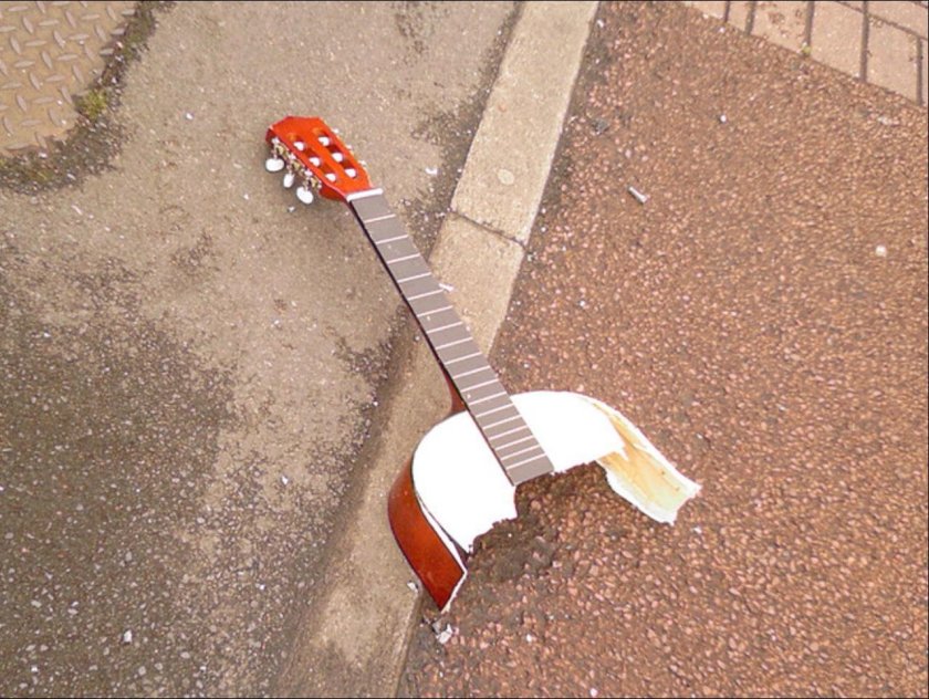 Сломанная гитара