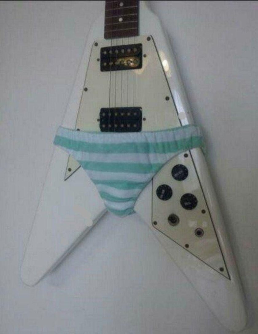 Трусы на гитаре