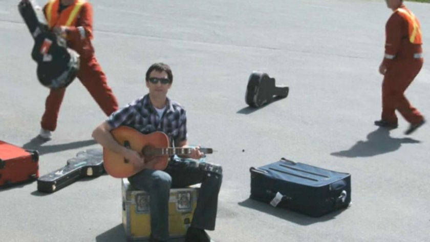 Разбивает гитару