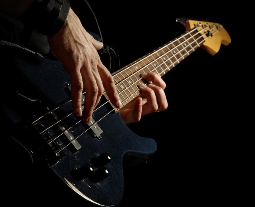 Электрогитара в руках