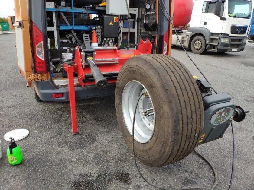 Выездной грузовой шиномонтаж