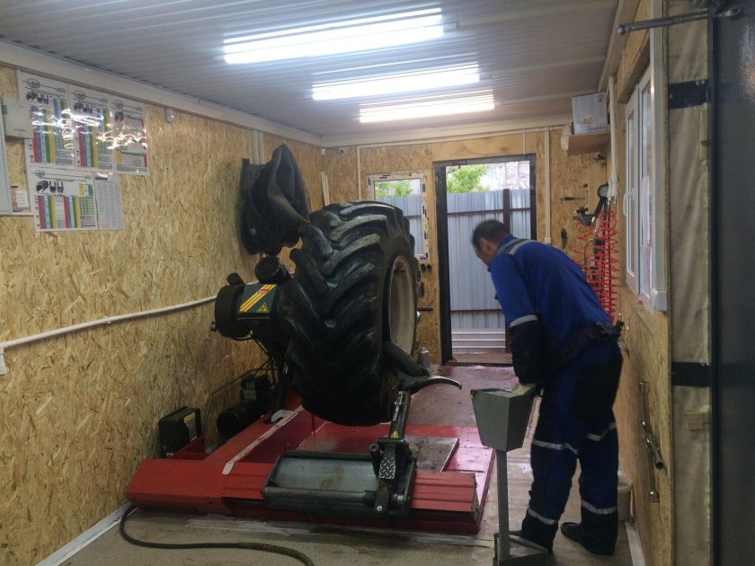 Грузовой шиномонтаж в контейнере