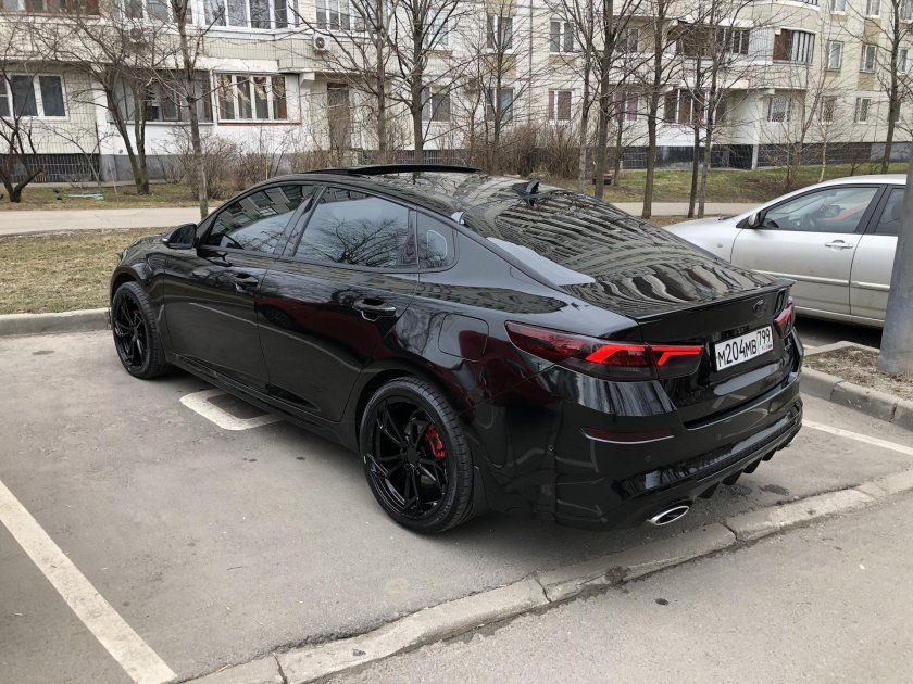 Kia Optima 2019 чёрная Воссен