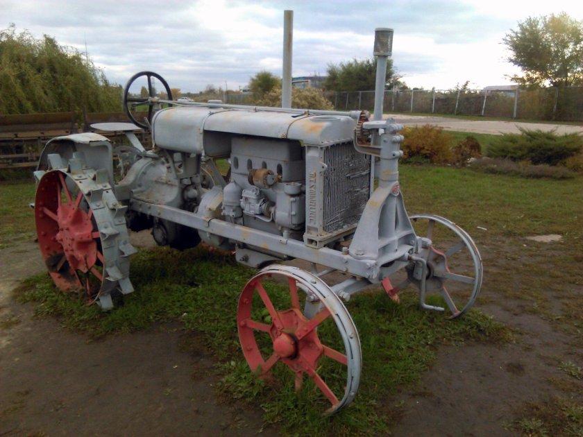 Трактор универсал красный Путиловец