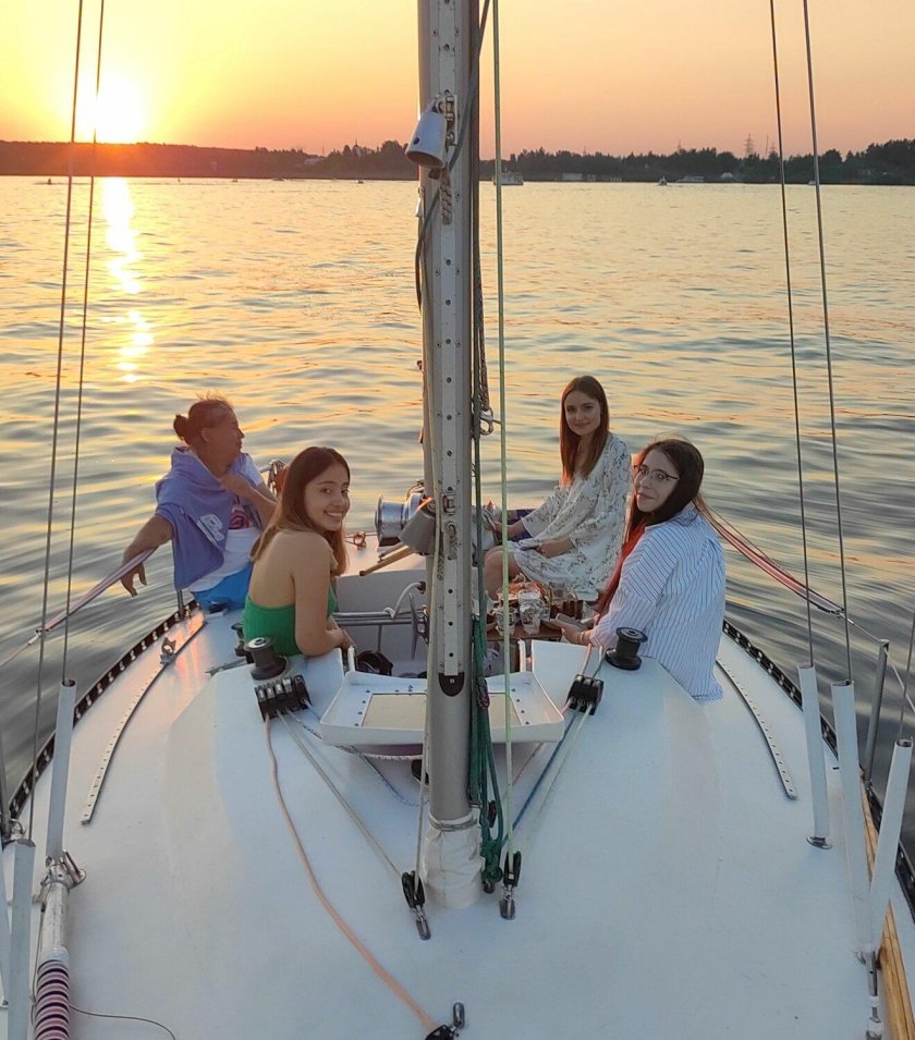 Селфи на фоне яхты