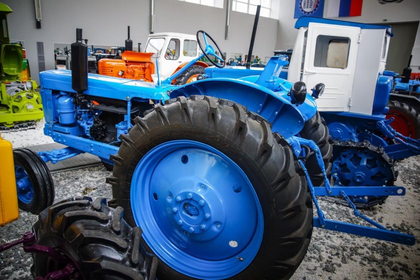 Трактор т 28х4м