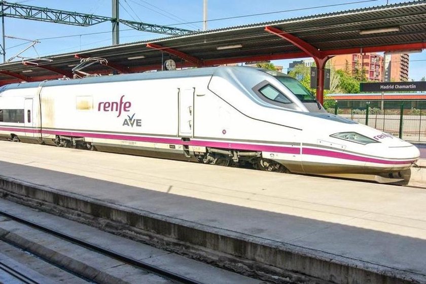 Renfe Ave как едет по рельсам
