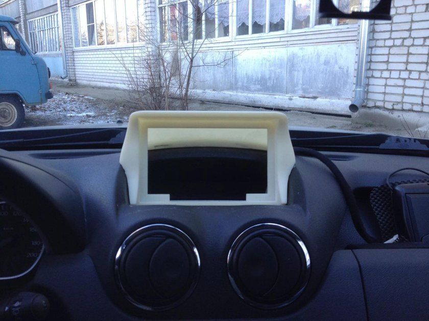 Полка на Торпедо Рено Логан 1