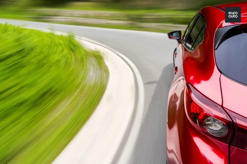 Машина тормозит