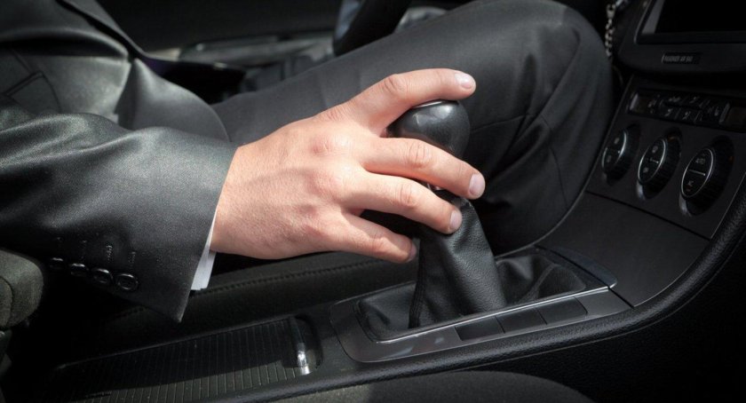 Рука на коробке передач