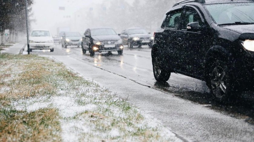 Мокрый снег на дороге