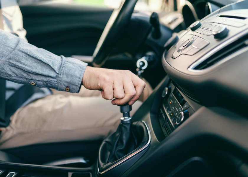 Рука на коробке передач