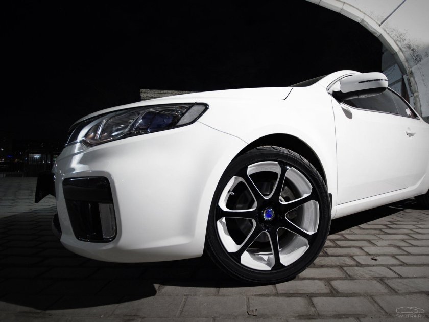 Черные диски на белой машине