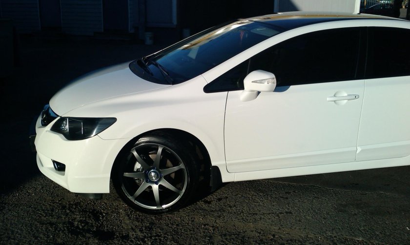 Honda Civic 4d 225/40/18