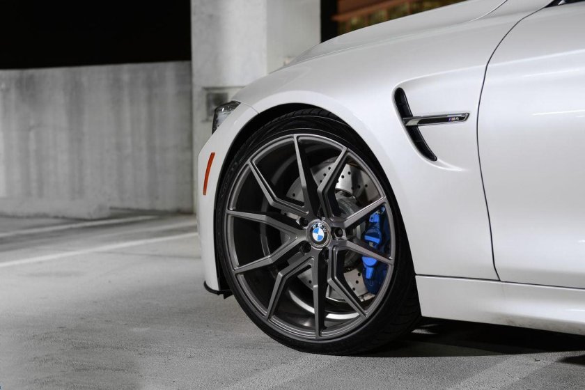 BMW на графитовых дисках