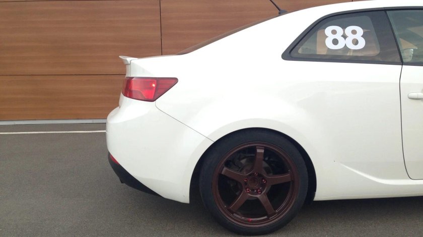 Диски на белой машине