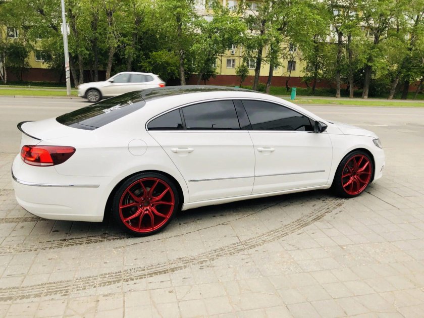 Фольксваген Пассат СС красный