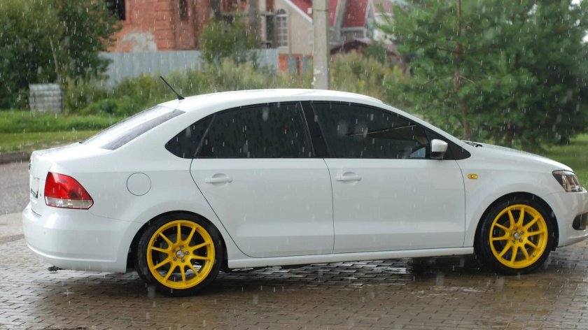 Желтые диски на белой машине