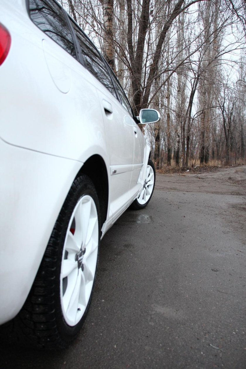 Белые диски на белой машине
