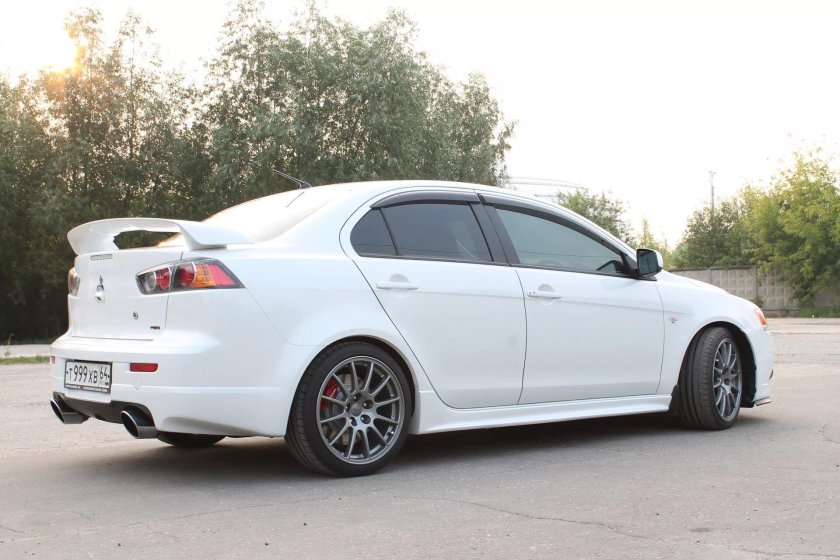 Графитовые диски на белой машине