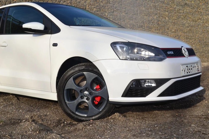 Графитовые диски на Фольксваген поло седан белый