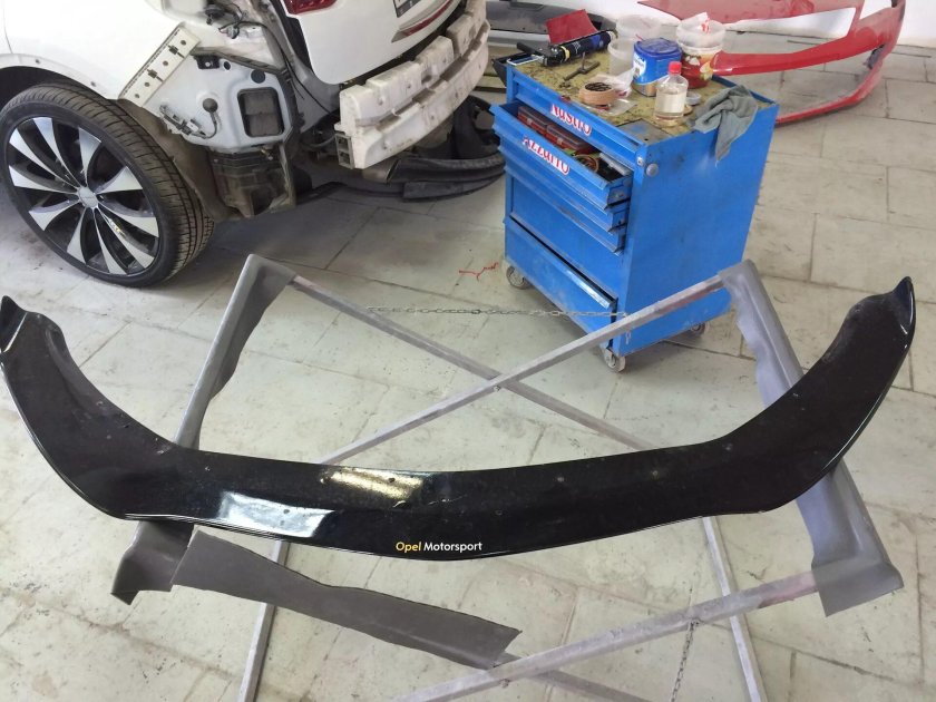 Держатель сплиттера переднего бампера