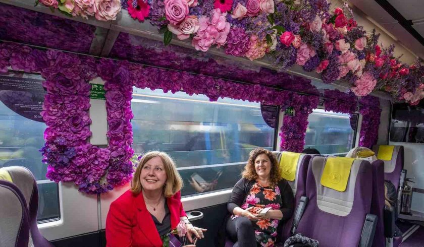 Поезд в цветах