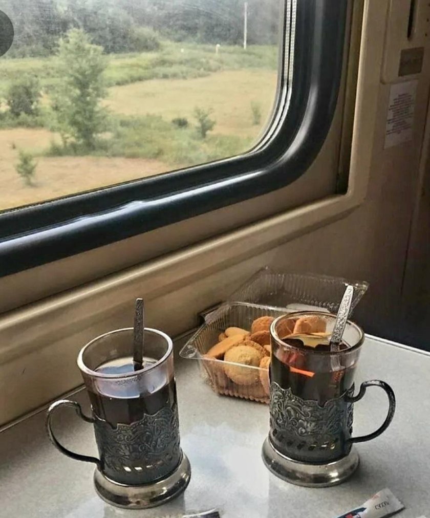 Чай в подстаканнике в поезде