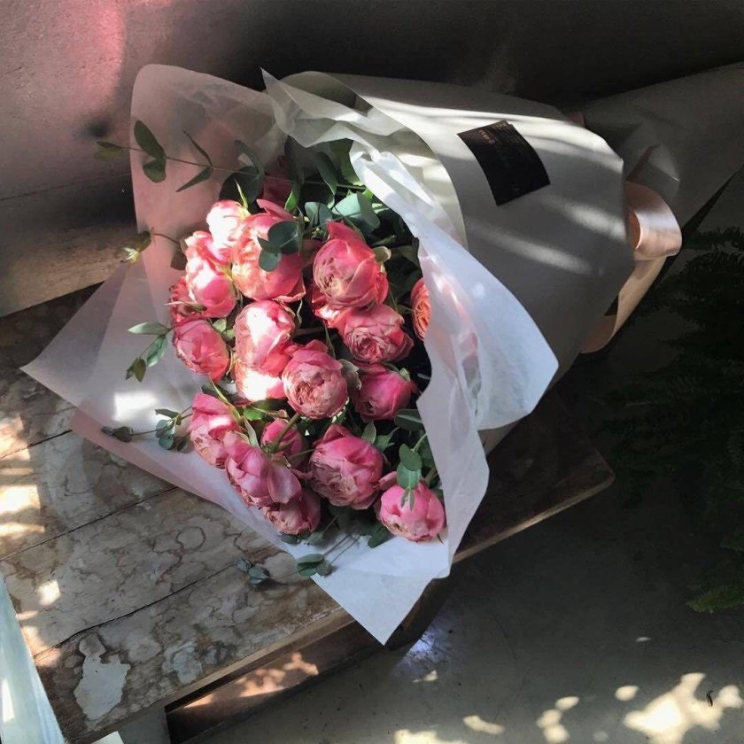 Букет роз в мусорке