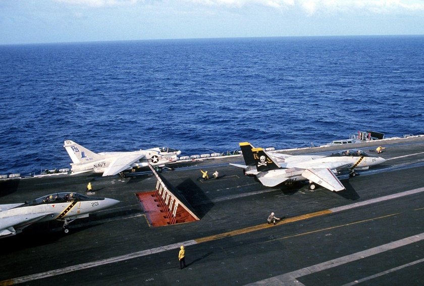 F14 Tomcat на палубе