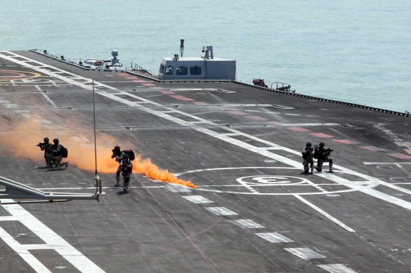 Трос на авианосце