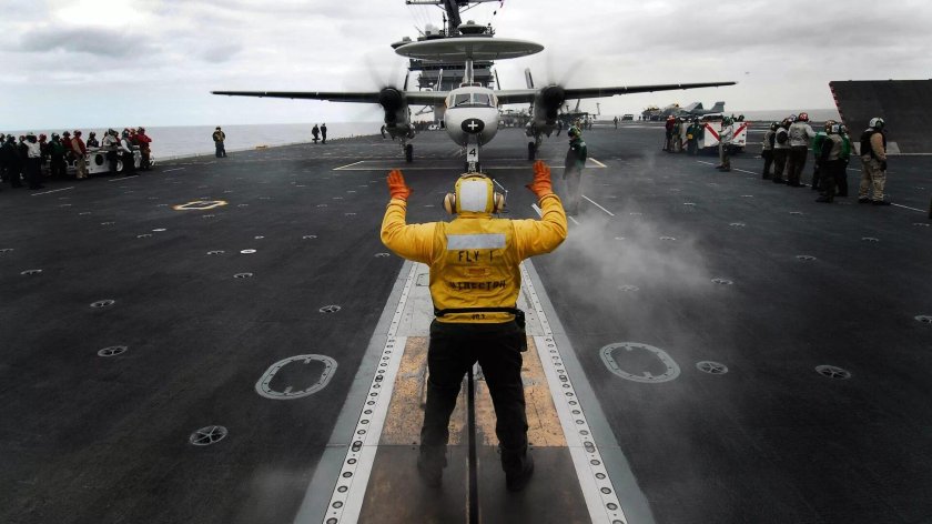 Человек на взлетной полосе