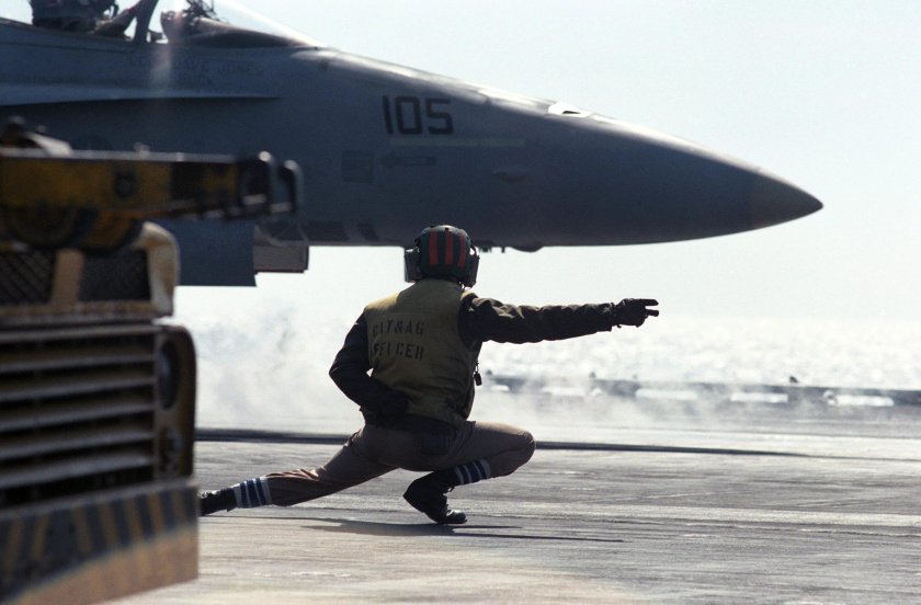 Офицер катапульты на авианосце