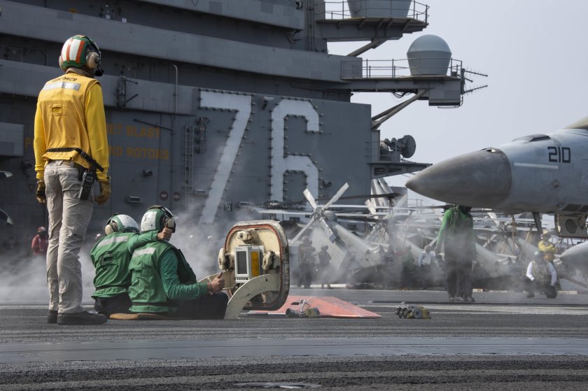 Регулировщик на авианосце