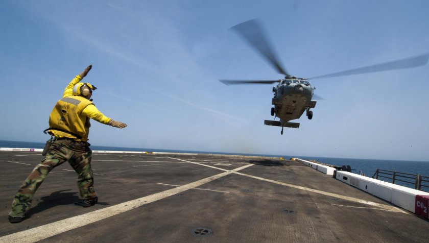 Регулировщик на взлетной полосе