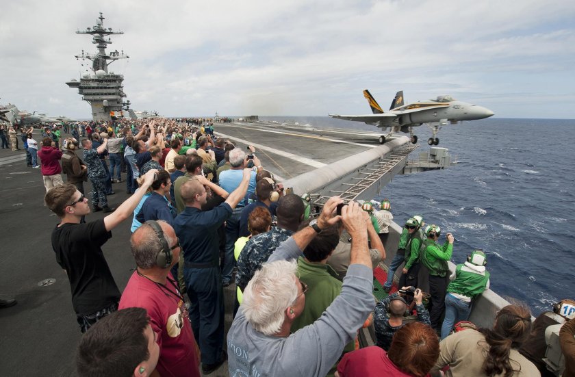 Работники авианосца