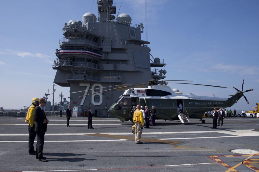 Палуба авианосца США