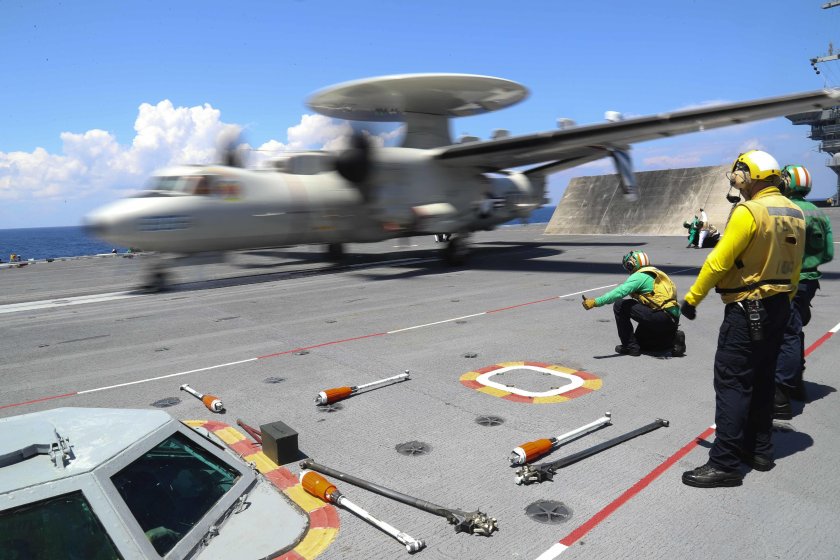 Сигнальщик на авианосце