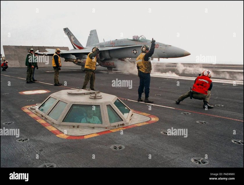 Самолет на катапульте авианосца