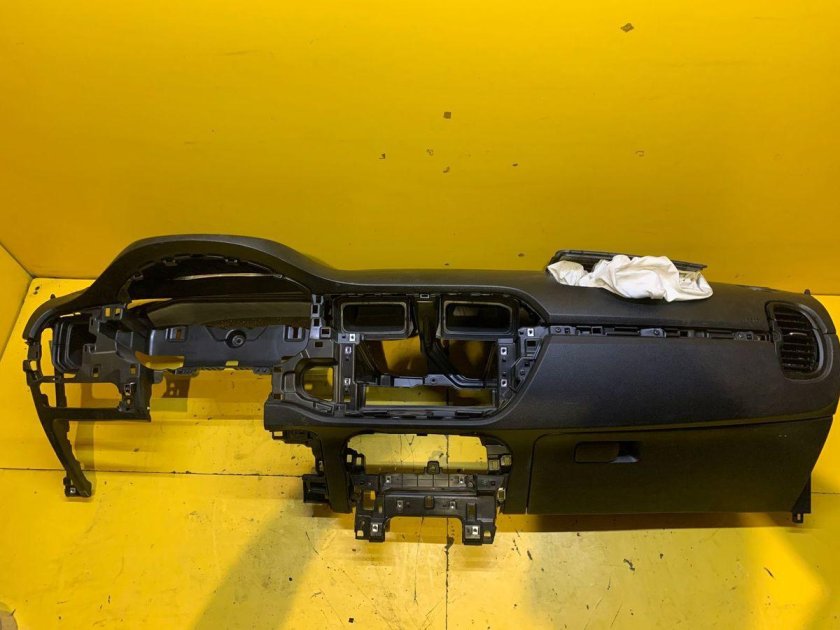 Передняя панель салона