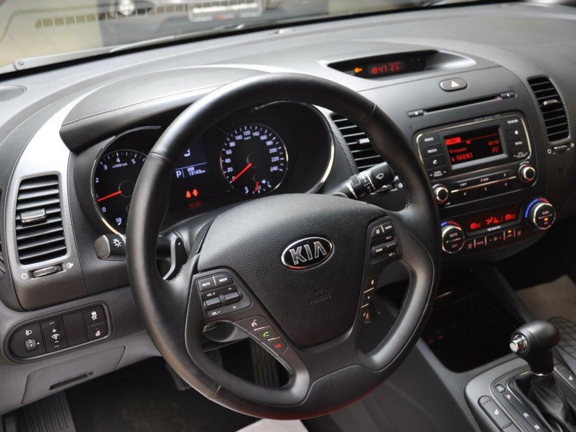 Kia Cerato 3 торпеда