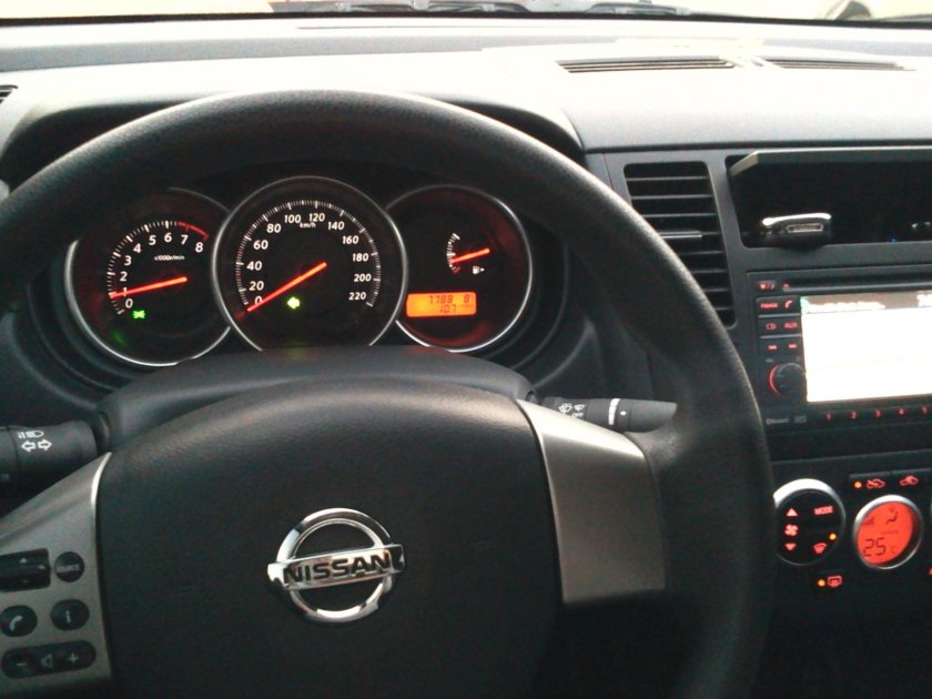 Ниссан Тиида 2011 панель