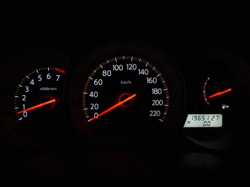 Nissan Tiida приборная панель