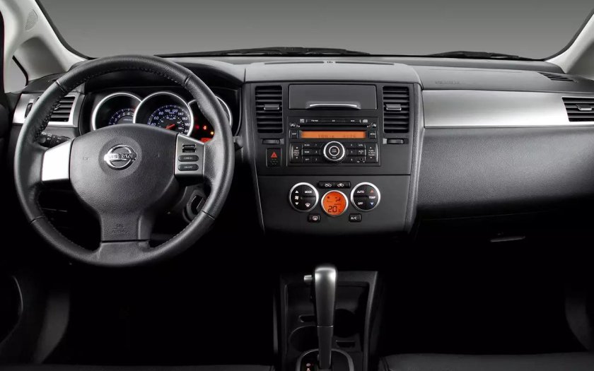 Nissan Tiida 2008 седан салон