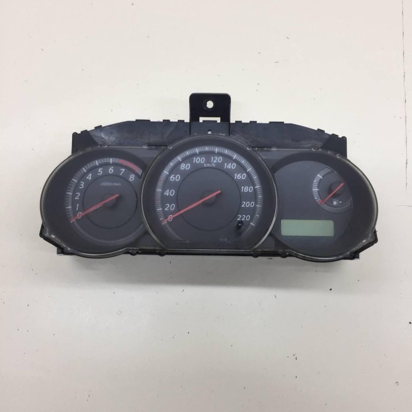 Приборная панель Тиида